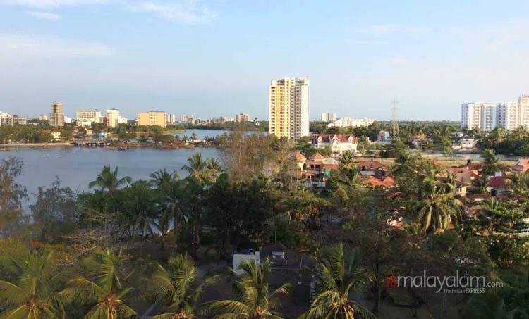 chilavanoor lake, Maradu Flat, മരട് ഫ്ലാറ്റ്, owners protest, ഫ്ലാറ്റുടമകളുടെ പ്രതിഷേധം, kerala government, സർക്കാർ തീരുമാനം, flat owners, kochi maradu muncipality, കൊച്ചി മരട് നഗരസഭ, Supreme court, സുപ്രീം കോടതി, maradu apartment, ie malayalam, ഐഇ മലയാളം