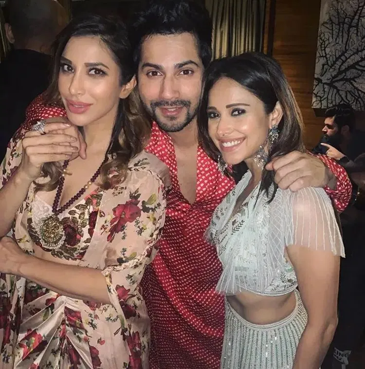 priyanka chopra, nick jonas, priyanka chopra diwali, priyanka chopra diwali photos, priyanka chopra nick jonas, priyanka nick, priyanka nick diwali, diwali 2019, diwali wishes, diwali photos, പ്രിയങ്ക ചോപ്ര, നിക്ക് ജോനാസ്, താപ്സി പാന്നു, സാറാ അലി​ഖാൻ, ഷാഹിദ് കപൂർ, bollywood diwali party photos, shahid kapoor, taapsee pannu, sara ali khan, sara ali khan diwali party photos, bollywood diwali parties, shahid kapoor photos, kriti sanon, varun dhawan, arjun kapoor, arjun kapoor malaika arora, jackky bhagnani diwali party photos, taapsee pannu photos