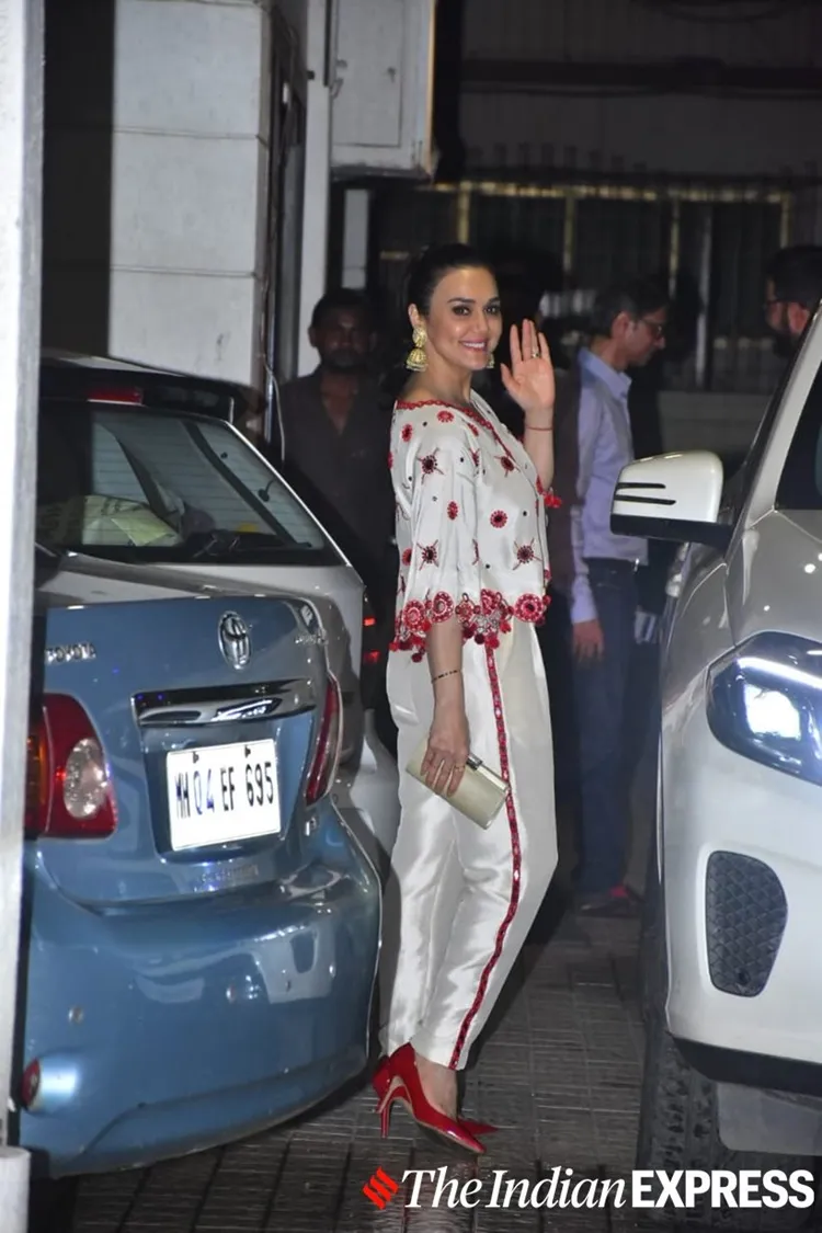 Kajol, rani mukherji, Salman khan, കാജോൾ, റാണി മുഖർജി, സൽമാൻ ഖാൻ, പ്രീതി സിൻഹ, Sara Ali khan, Soha Ali khan, shahid kapoor photos, taapsee pannu photos, celeb fashion, preity zinta photos, lifestyle, fashion,diwali, diwali photos