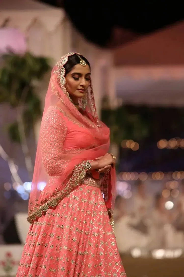 Sonam Kapoor, സോനം കപൂർ, Sonam Kapoor photos, Sonam Kapoor latest photos , designer abhinav mishra, fashion, lifestyle, indian express malayalam, sonam kapoor fashion showstopper, ssonam kapoor films, ഇന്ത്യൻ എക്സ്പ്രസ് മലയാളം