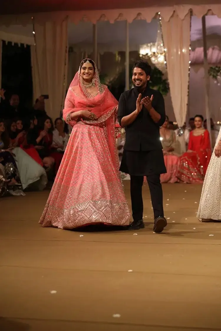 Sonam Kapoor, സോനം കപൂർ, Sonam Kapoor photos, Sonam Kapoor latest photos , designer abhinav mishra, fashion, lifestyle, indian express malayalam, sonam kapoor fashion showstopper, ssonam kapoor films, ഇന്ത്യൻ എക്സ്പ്രസ് മലയാളം