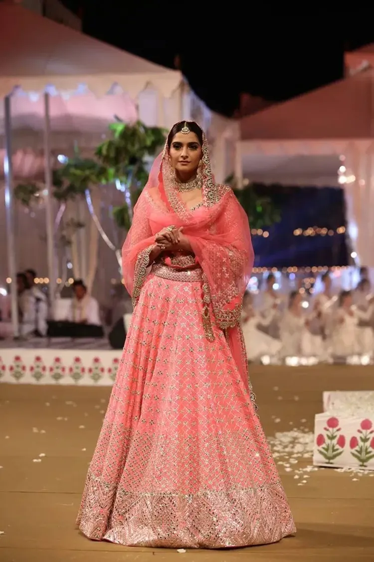 Sonam Kapoor, സോനം കപൂർ, Sonam Kapoor photos, Sonam Kapoor latest photos , designer abhinav mishra, fashion, lifestyle, indian express malayalam, sonam kapoor fashion showstopper, ssonam kapoor films, ഇന്ത്യൻ എക്സ്പ്രസ് മലയാളം