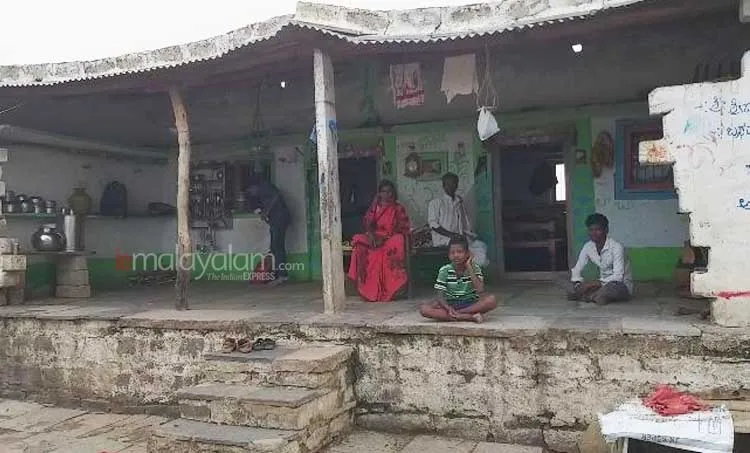 കുത്തൊഴുക്കിലും ജീവൻ പണയം വച്ച് ആംബുലൻസിന് വഴികാട്ടിയായി ബാലൻ, വീഡിയോ