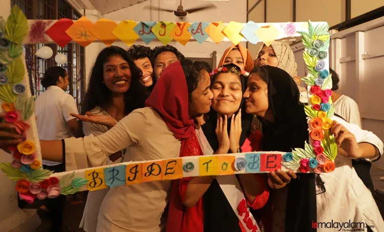 Maharajas College, മഹാരാജാസ് കോളേജ്,  Bridal Shower, ബ്രൈഡൽ ഷവർ, students, വിദ്യാർഥികൾ, wedding, വിവാഹം,  iemalayalam, ഐഇ മലയാളം