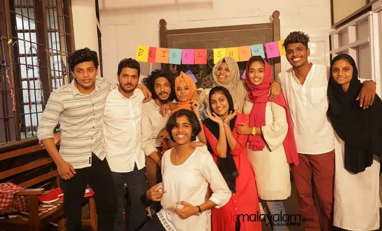 Maharajas College, മഹാരാജാസ് കോളേജ്,  Bridal Shower, ബ്രൈഡൽ ഷവർ, students, വിദ്യാർഥികൾ, wedding, വിവാഹം,  iemalayalam, ഐഇ മലയാളം