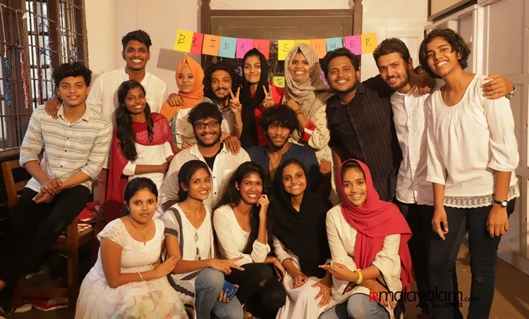 Maharajas College, മഹാരാജാസ് കോളേജ്,  Bridal Shower, ബ്രൈഡൽ ഷവർ, students, വിദ്യാർഥികൾ, wedding, വിവാഹം,  iemalayalam, ഐഇ മലയാളം