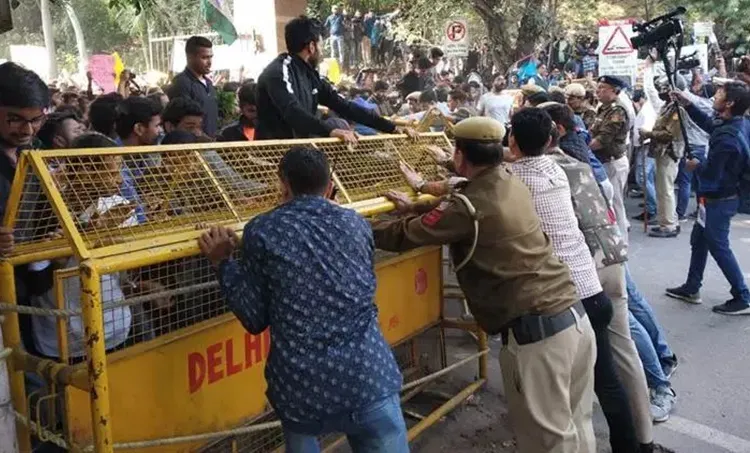 JNU, ജെഎൻയു, SFI, എസ്എഫ്ഐ, JNU Curfew, ജെഎൻയു നിരോധനാജ്ഞ, IE Malayalam, ഐഇ മലയാളം