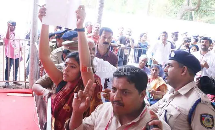 kannur, കണ്ണൂർ, kerala Governor, കേരള ഗവർണർ ആരിഫ് മുഹമ്മദ് ഖാൻ, protest,caa,കണ്ണൂർ,ചരിത്ര കോൺഗ്രസ്,ഗവർണർക്കെതിരെ വൻ പ്രതിഷേധം, iemalayalam, ഐഇ മലയാളം