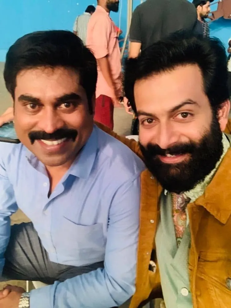 Suraj Venjaramoodu, Mohanlal, സുരാജ് വെഞ്ഞാറമൂട്, മോഹൻലാൽ, Suraj Venjaramoodu Mohanlal photo, Driving Licence movie, Driving Licence movie release, Jean Paul Lal, Prithviraj, ജീൻപോൾ ലാൽ, പൃഥ്വിരാജ്, Prithviraj Suraj Venjaramoodu photo, ഡ്രൈവിംഗ് ലൈസൻസ് സിനിമ റിലീസ്, Indian express malayalam, ഇന്ത്യൻ എക്സ്പ്രസ് മലയാളം, IE Malayalam, ഐ ഇ മലയാളം