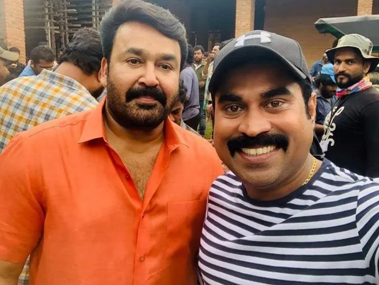 Suraj Venjaramoodu, Mohanlal, സുരാജ് വെഞ്ഞാറമൂട്, മോഹൻലാൽ, Suraj Venjaramoodu Mohanlal photo, Driving Licence movie, Driving Licence movie release, Jean Paul Lal, Prithviraj, ജീൻപോൾ ലാൽ, പൃഥ്വിരാജ്, Prithviraj Suraj Venjaramoodu photo, ഡ്രൈവിംഗ് ലൈസൻസ് സിനിമ റിലീസ്, Indian express malayalam, ഇന്ത്യൻ എക്സ്പ്രസ് മലയാളം, IE Malayalam, ഐ ഇ മലയാളം