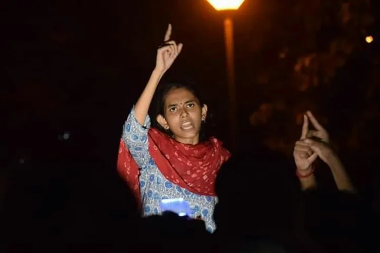 Aishe Ghosh, aishi ghosh, ayshi ghosh,ഐഷി ഘോഷ്, JNU students union president, ജെഎന്‍യു വിദ്യാര്‍ഥി യൂണിയന്‍ പ്രസിഡന്റ്, JNU students protest, ജെഎന്‍യു വിദ്യാര്‍ഥി പ്രക്ഷോഭം, JNU violence, ജെഎന്‍യു അക്രമം, JNU students protest against fees hike, ഫീസ് വർധനയ്ക്കെതിരെ ജെഎന്‍യുവിൽ വിദ്യാര്‍ഥി പ്രക്ഷോഭം, JNU attack,ജെഎന്‍യുവിൽ ആക്രമണം, CAA protest,സിഎഎ പ്രക്ഷോഭം, iemalayalam, ഐഇ മലയാളം