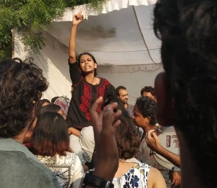 Aishe Ghosh, aishi ghosh, ayshi ghosh, ഐഷി ഘോഷ്, JNU students union president, ജെഎന്‍യു വിദ്യാര്‍ഥി യൂണിയന്‍ പ്രസിഡന്റ്, JNU students protest, ജെഎന്‍യു വിദ്യാര്‍ഥി പ്രക്ഷോഭം, JNU violence, ജെഎന്‍യു അക്രമം, JNU students protest against fees hike, ഫീസ് വർധനയ്ക്കെതിരെ ജെഎന്‍യുവിൽ വിദ്യാര്‍ഥി പ്രക്ഷോഭം, JNU attack,ജെഎന്‍യുവിൽ ആക്രമണം, CAA protest,സിഎഎ പ്രക്ഷോഭം, iemalayalam, ഐഇ മലയാളം