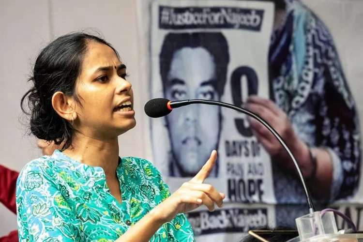 Aishe Ghosh, aishi ghosh, ayshi ghosh, ഐഷി ഘോഷ്, JNU students union president, ജെഎന്‍യു വിദ്യാര്‍ഥി യൂണിയന്‍ പ്രസിഡന്റ്, JNU students protest, ജെഎന്‍യു വിദ്യാര്‍ഥി പ്രക്ഷോഭം, JNU violence, ജെഎന്‍യു അക്രമം, JNU students protest against fees hike, ഫീസ് വർധനയ്ക്കെതിരെ ജെഎന്‍യുവിൽ വിദ്യാര്‍ഥി പ്രക്ഷോഭം, JNU attack,ജെഎന്‍യുവിൽ ആക്രമണം, CAA protest,സിഎഎ പ്രക്ഷോഭം, iemalayalam, ഐഇ മലയാളം
