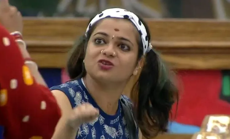 Jesla Madassery, bigg boss, bigg boss malayalam season 2, bigg boss malayalam day 30, malayalam bigg boss highlights, bigg boss malayalam 30 days recap, watch bigg boss malayalam season 2, mohanlal bigg boss, mohanlal, bigg boss 2019, bigg boss vote, bigg boss new contestants, bigg boss season 2, bigg boss season 2 eviction, bigg boss season 1, bigg boss malayalam 2 elimination, bigg boss malayalam 2 elimination today, bigg boss malayalam 2 voting, ബിഗ്‌ ബോസ്, ബിഗ്‌ ബോസ് മലയാളം, ബിഗ്‌ ബോസ് സീസണ്‍ 2, rajith bigg boss malayalam, rajith kumar age, rajith kumar in bigg boss, rajith kumar family, രജിത് കുമാര്‍