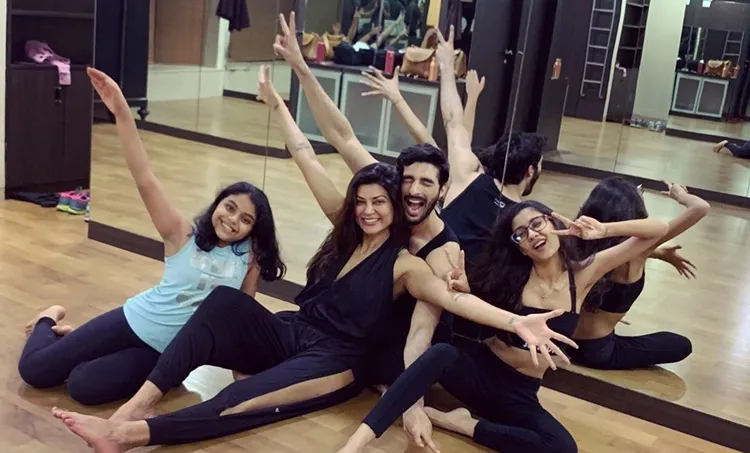 Sushmita Sen, സുസ്മിത സെൻ, Rohman Shawl, റോഹ്‌മാൻ ഷോവൽ, Sushmita Sen photos, sushmita sen videos, Sushmita daughters, Sushmita Sen vacation, സുസ്മിത വെക്കേഷൻ, ie malayalam, സുസ്മിത മക്കൾ, ഐഇ മലയാളം, Indian express malayalam, ഇന്ത്യൻ എക്സ്‌പ്രസ് മലയാളം