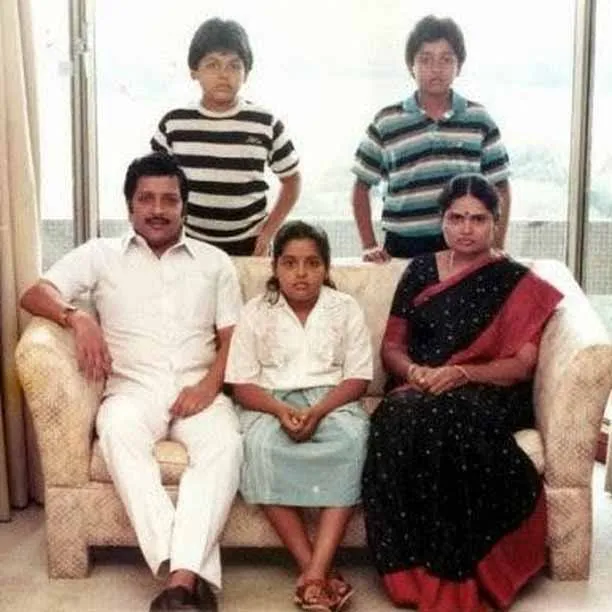 ഈ കൊച്ചു മിടുക്കന്മാരെ മനസ്സിലായോ? ഫോട്ടോയില്‍ കാണുന്ന ഈ കൊച്ചു മിടുക്കന്മാരെ മനസ്സിലായോ? ഇരുവരും തമിഴകത്തെ താരങ്ങളാണ്, സഹോദരന്മാരും. സൂര്യ, കാര്‍ത്തി എന്നിവരുടെ കുട്ടിക്കാലത്തെ ഒരു ചിത്രമാണിത്. അച്ഛന്‍ ശിവകുമാറിനും അമ്മയ്ക്കും സഹോദരിയ്ക്കും ഒപ്പം സൂര്യയും കാര്‍ത്തിയും നില്‍കുന്ന ഈ ചിത്രം ഇപ്പോള്‍ സോഷ്യല്‍ മീഡിയയില്‍ വൈറല്‍ ആകുന്നു. Suriya, suriya age, karthi, karthi age, Suriya childhood photo, Suriya childhood pic, Karthi childhood photo, Karthi childhood pic, stars childhood photos, film stars childhood photos, movie stars childhood photos, താരങ്ങളുടെ കുട്ടിക്കാല ചിത്രങ്ങള്‍