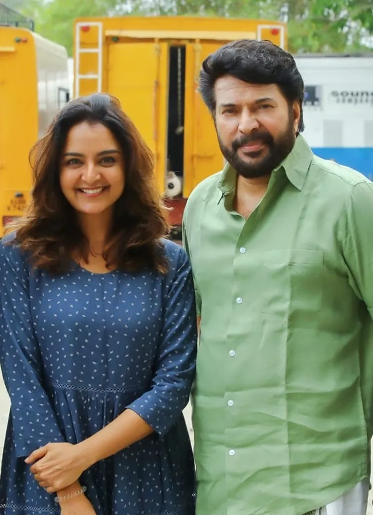 Manju Warrier, മഞ്ജു വാരിയർ, Mammootty, മമ്മൂട്ടി, The preist, ദ പ്രീസ്റ്റ്, Mammootty Manju warrier photo, Mammootty Manju warrrier the preist, Manju and Mammootty, മഞ്ജുവും മമ്മൂട്ടിയും, IE Malayalam, ഐഇ മലയാളം