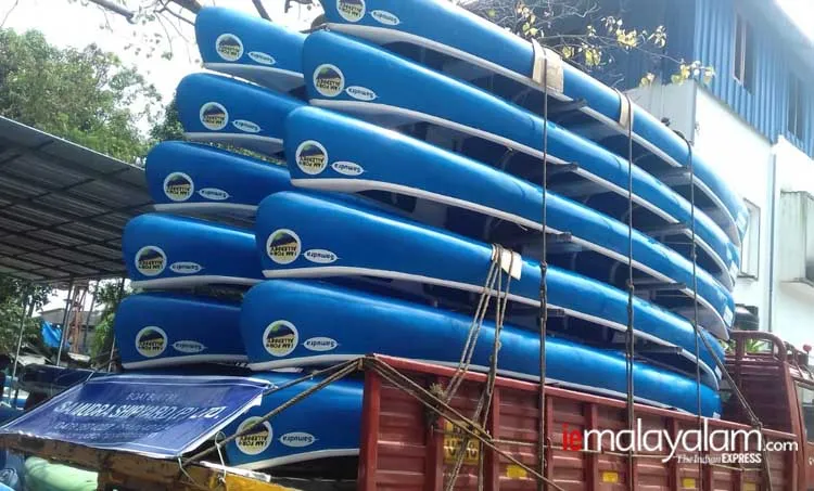 2018 kerala flood, 2018 കേരളത്തിലെ മഹാപ്രളയം, rescue, രക്ഷാപ്രവര്‍ത്തനം, people buys boats ആളുകള്‍ ബോട്ടുകള്‍ വാങ്ങുന്നു