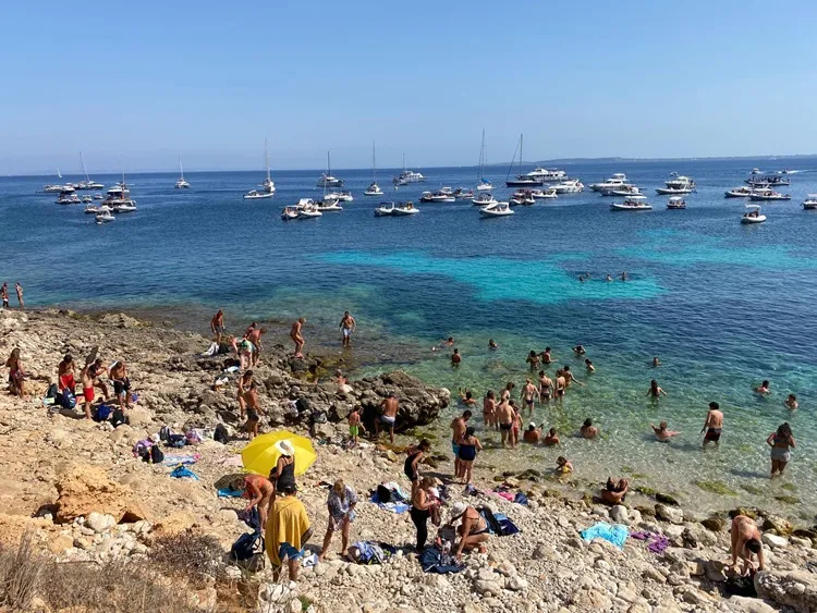 italy coronavirus, italy coronavirus news, italy flattening its curve, italy covid cases,italy covid deaths, italy news