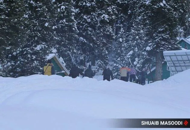 gulmarg snowfall, kashmir snow, gulmarg ski resort, jammu and kashmir news, kashmir snowfall, indian express