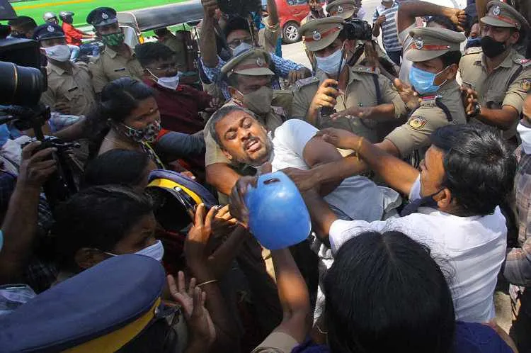 Suicide Attempt by PSC Rank Holders Protest Near secretariat, Suicide Attempt, PSC Rank Holders, PSC Rank Holders Protest, PSC Rank Holders Protest Near secretariat, ആത്മഹത്യാ ശ്രമം, പിഎസ്‌സി, ഉദ്യോഗാർത്ഥികൾ, ie malayalam