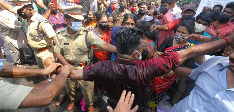 Suicide Attempt by PSC Rank Holders Protest Near secretariat, Suicide Attempt, PSC Rank Holders, PSC Rank Holders Protest, PSC Rank Holders Protest Near secretariat, ആത്മഹത്യാ ശ്രമം, പിഎസ്‌സി, ഉദ്യോഗാർത്ഥികൾ, ie malayalam