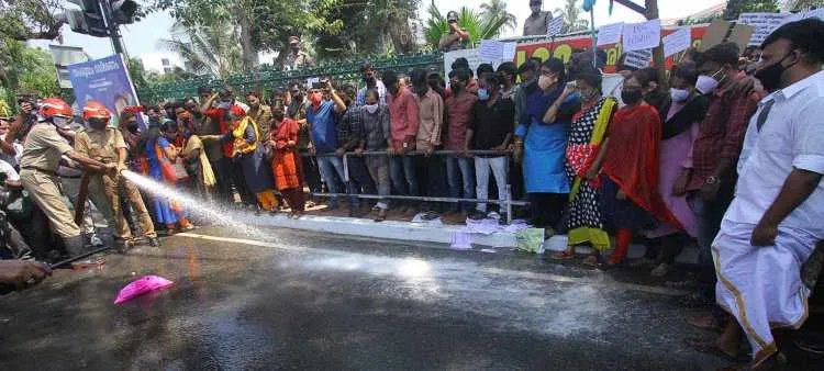 Suicide Attempt by PSC Rank Holders Protest Near secretariat, Suicide Attempt, PSC Rank Holders, PSC Rank Holders Protest, PSC Rank Holders Protest Near secretariat, ആത്മഹത്യാ ശ്രമം, പിഎസ്‌സി, ഉദ്യോഗാർത്ഥികൾ, ie malayalam