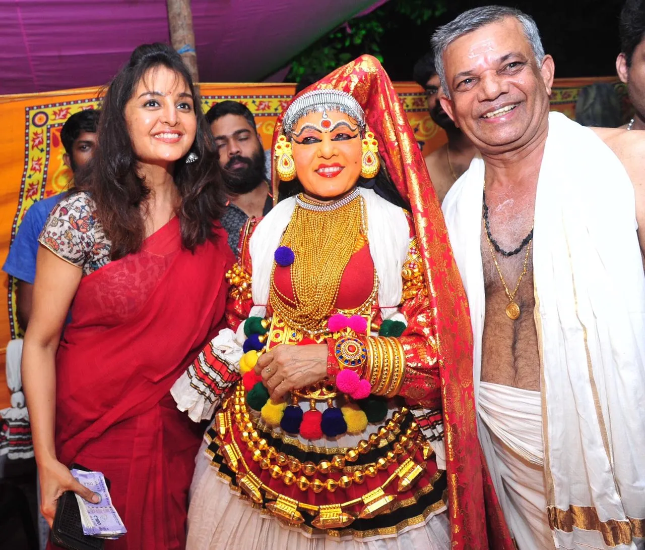 Manju Warrier, Manju Warrier mother, Manju Warrier mother Girija Madhavan, Manju Warrier mother Girija Madhavan Kathakali performance, Girija Madhavan Kathakali Performance, ഗിരിജ മാധവൻ, മഞ്ജു വാര്യരുടെ അമ്മ, ഗിരിജ മാധവൻ കഥകളി അരങ്ങേറ്റം, Manju Warrier instagram, Manju Warrier photos, Manju Warrier with mother, Manju Warrier films, Manju Warrier latest photos, മഞ്ജു വാര്യർ, Indian express malayalam, IE malayalam