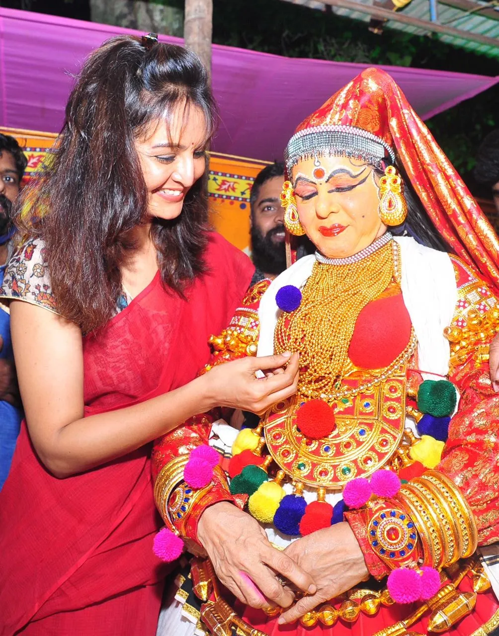 Manju Warrier, Manju Warrier mother, Manju Warrier mother Girija Madhavan, Manju Warrier mother Girija Madhavan Kathakali performance, Girija Madhavan Kathakali Performance, ഗിരിജ മാധവൻ, മഞ്ജു വാര്യരുടെ അമ്മ, ഗിരിജ മാധവൻ കഥകളി അരങ്ങേറ്റം, Manju Warrier instagram, Manju Warrier photos, Manju Warrier with mother, Manju Warrier films, Manju Warrier latest photos, മഞ്ജു വാര്യർ, Indian express malayalam, IE malayalam
