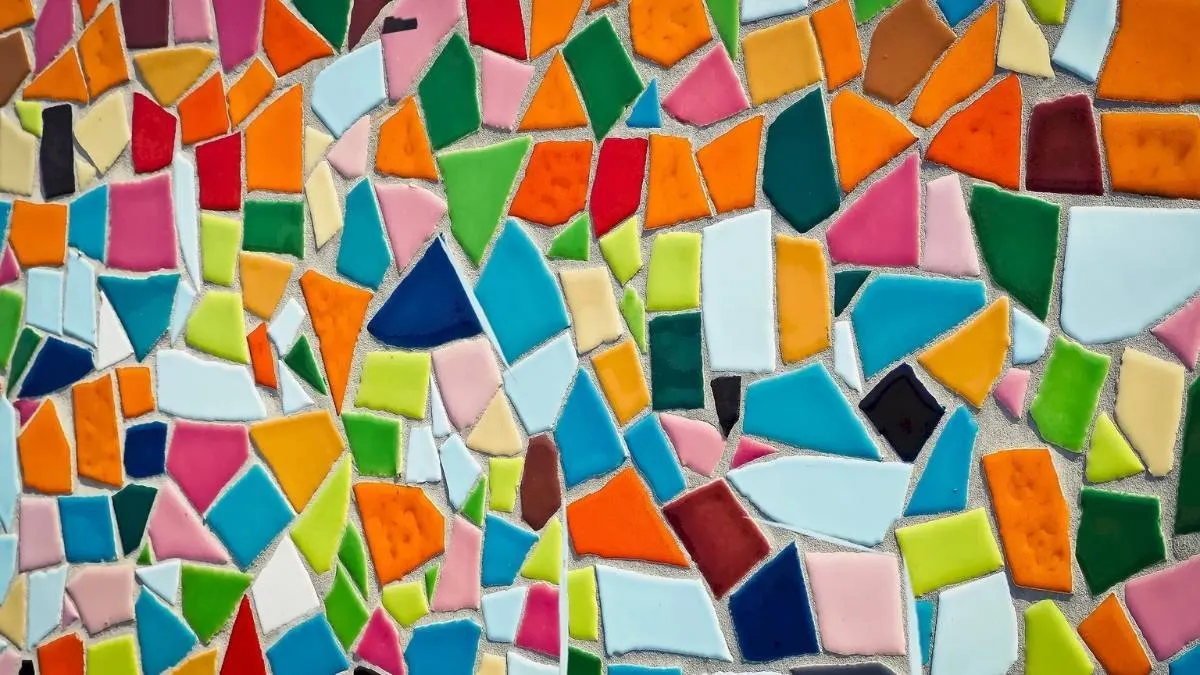 Optical illusion, Spot the hidden Giraffe in tile,  Optical Illusion viral picture