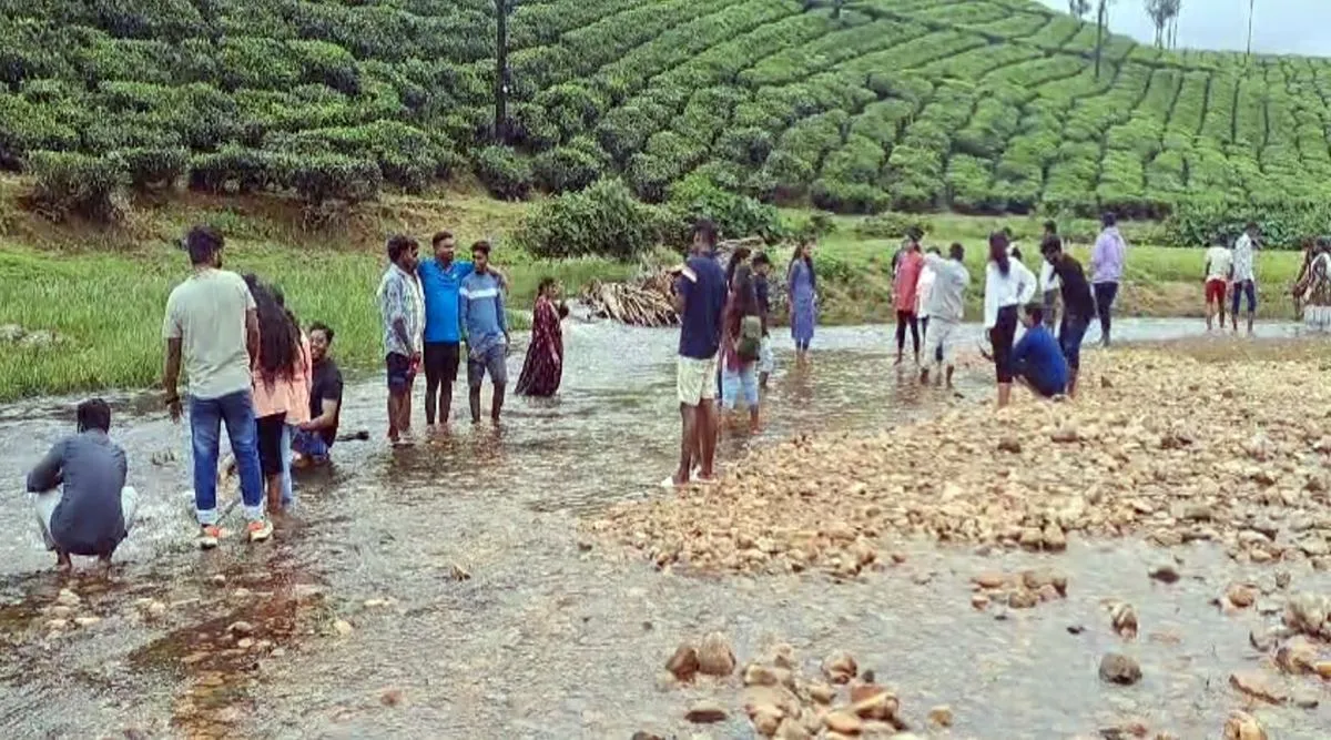 3 valparai tourists