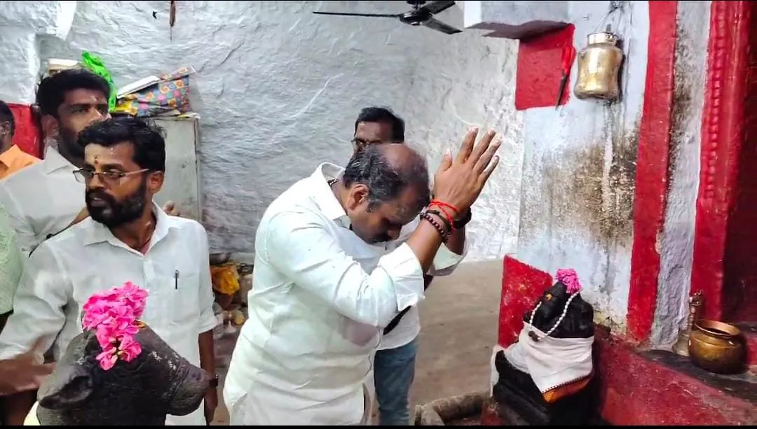 L Murugan at Temple