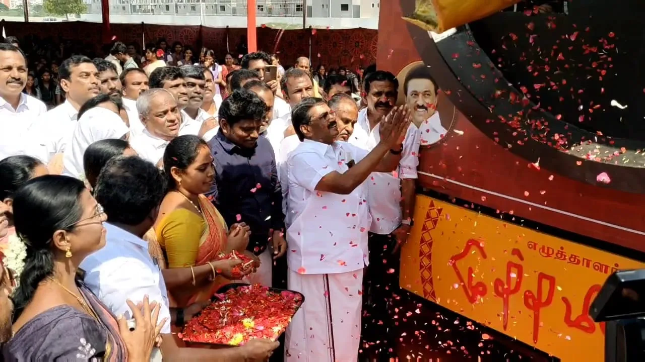  Karunanidhi statue1.jpg