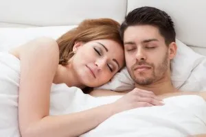 couple-sleeping-bed