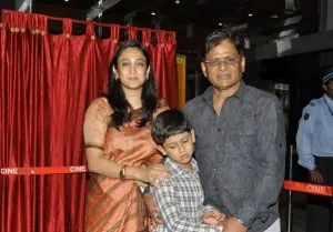 raghuvir-yadav-with-wife-and-son-at-premiere-of-movie-gandhi-to.jpg