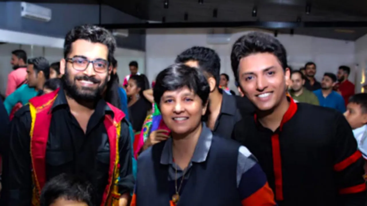 Thangaat garba with falguni pathak 