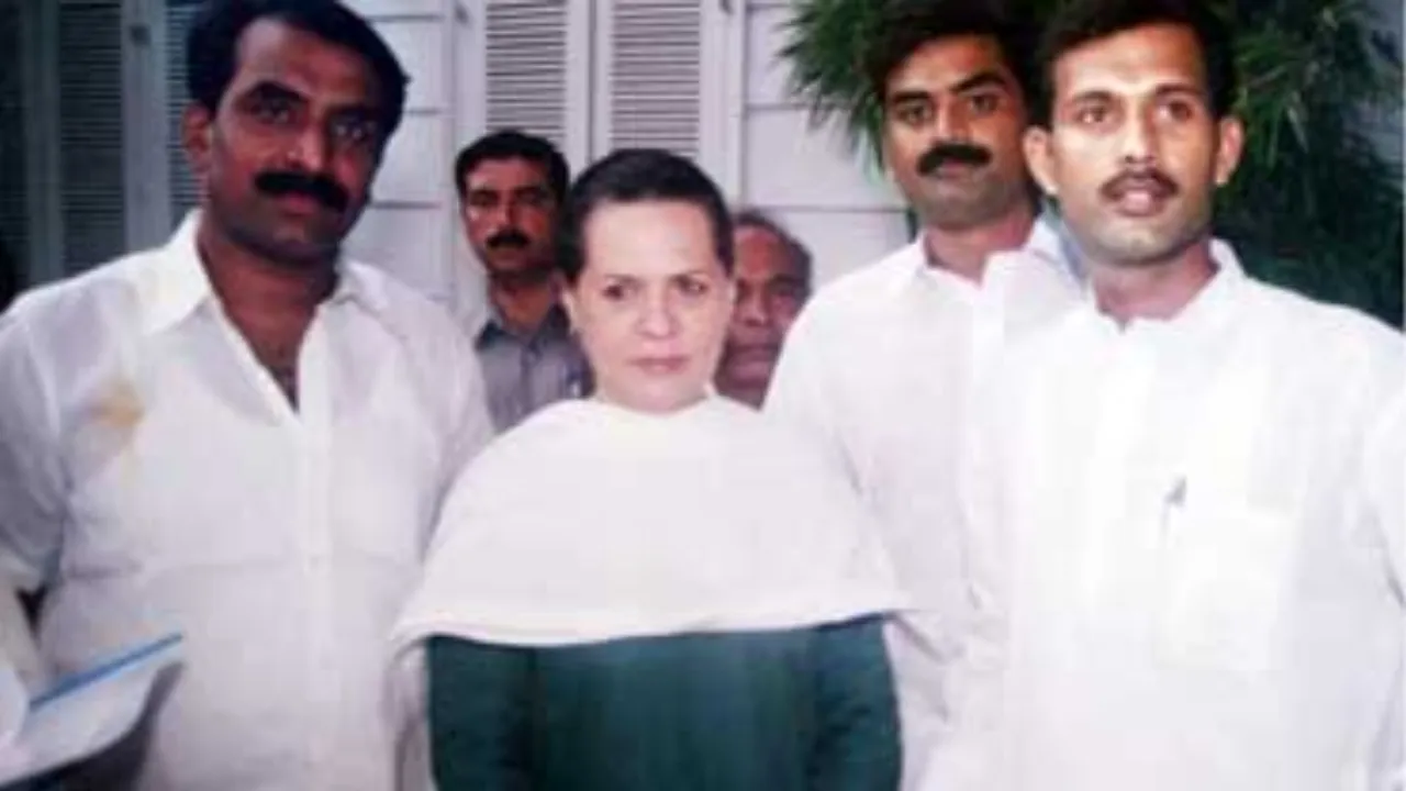 Owners if Pandey's Paan with Sonia Gandhi 
