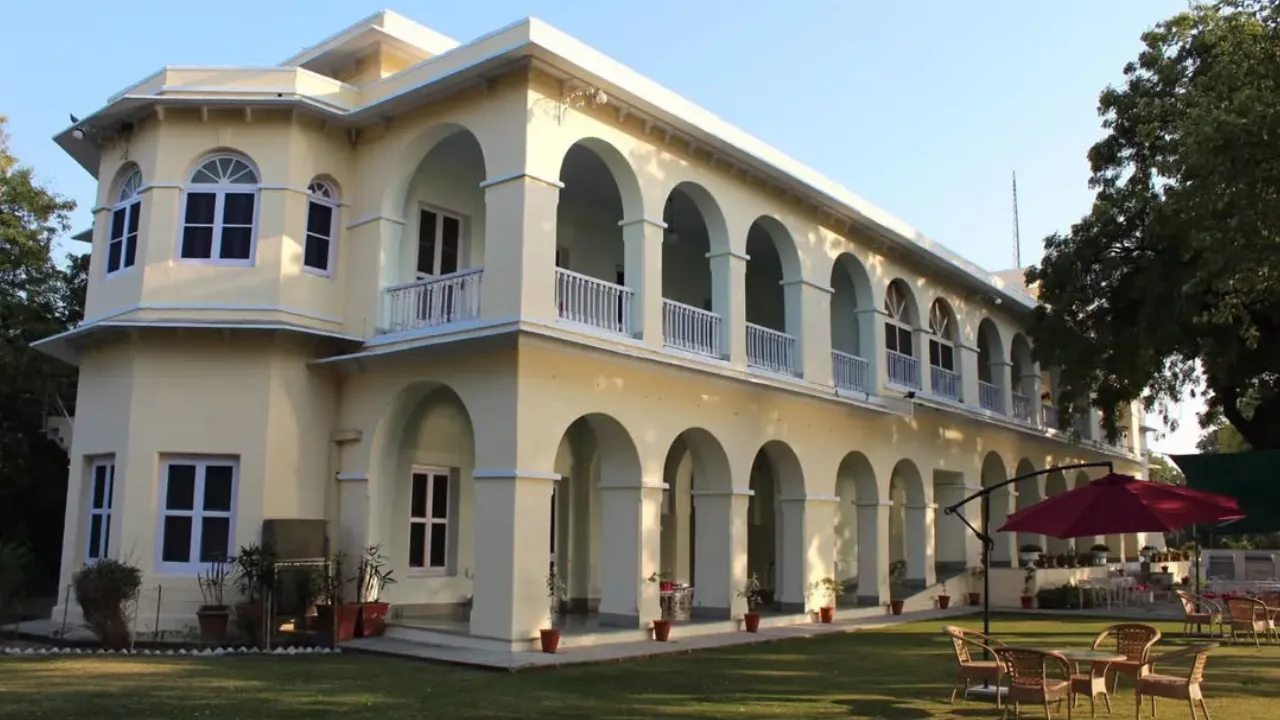  Brij Raj Bhavan Hotel