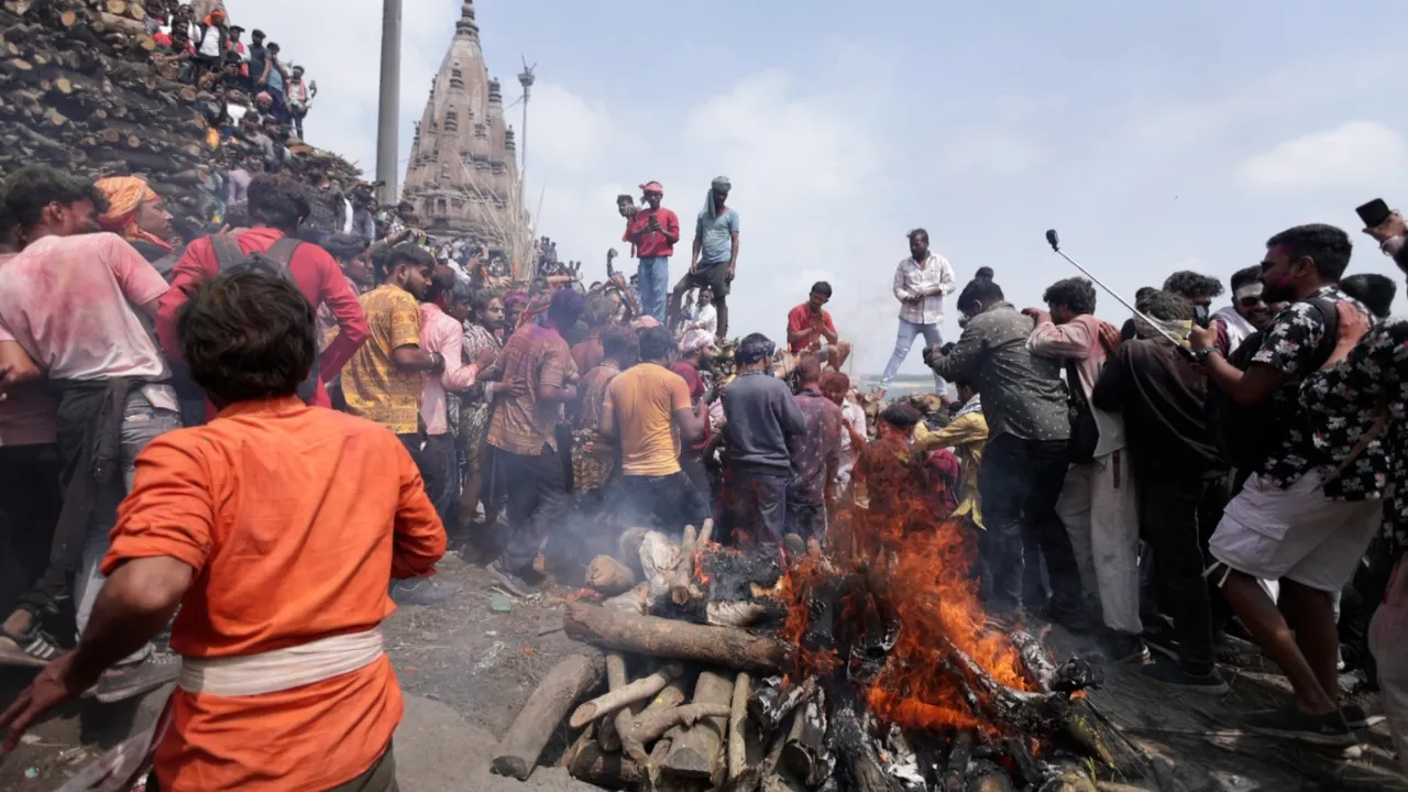 masan holi in banaras