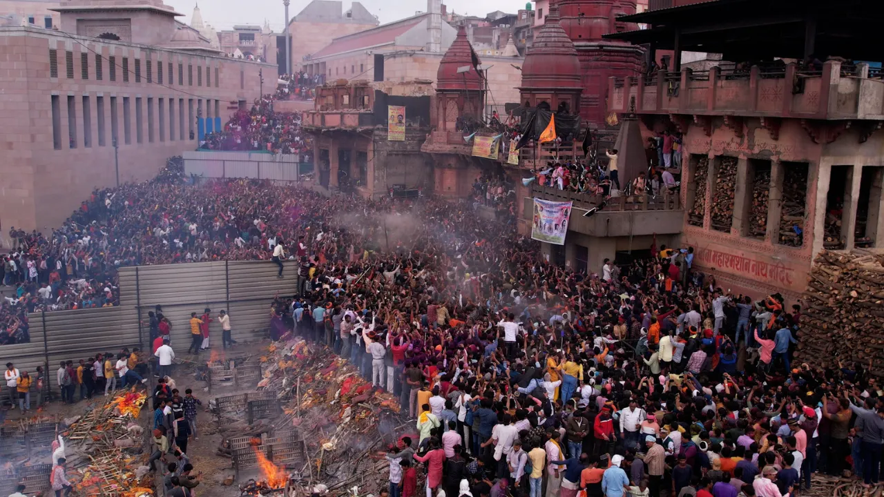 holi on manikarnika