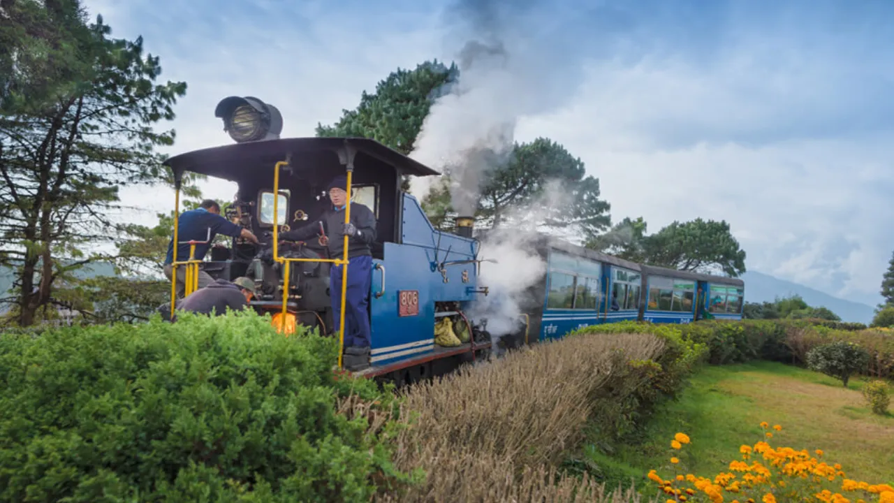 must visit places in Darjeeling, darjeeling toy train ticket price
