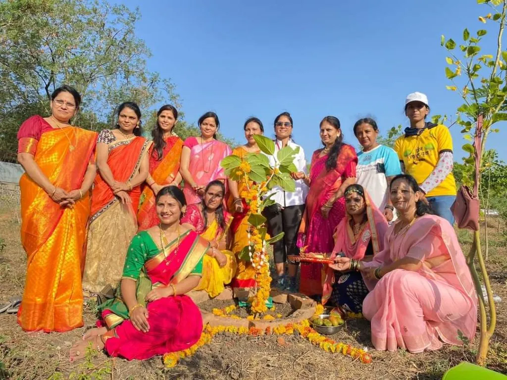 women in maharashtra planting trees
