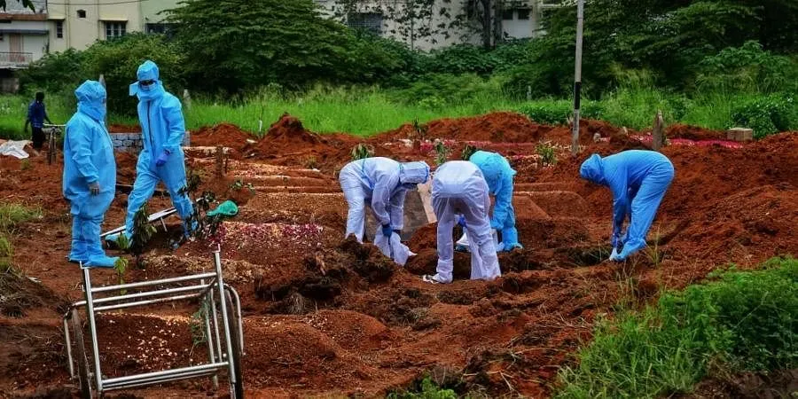 burying COVID-19 patients Thrikkannapuram 