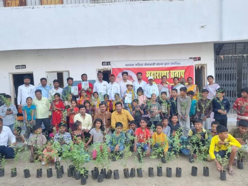 kids in maharashtra planting trees