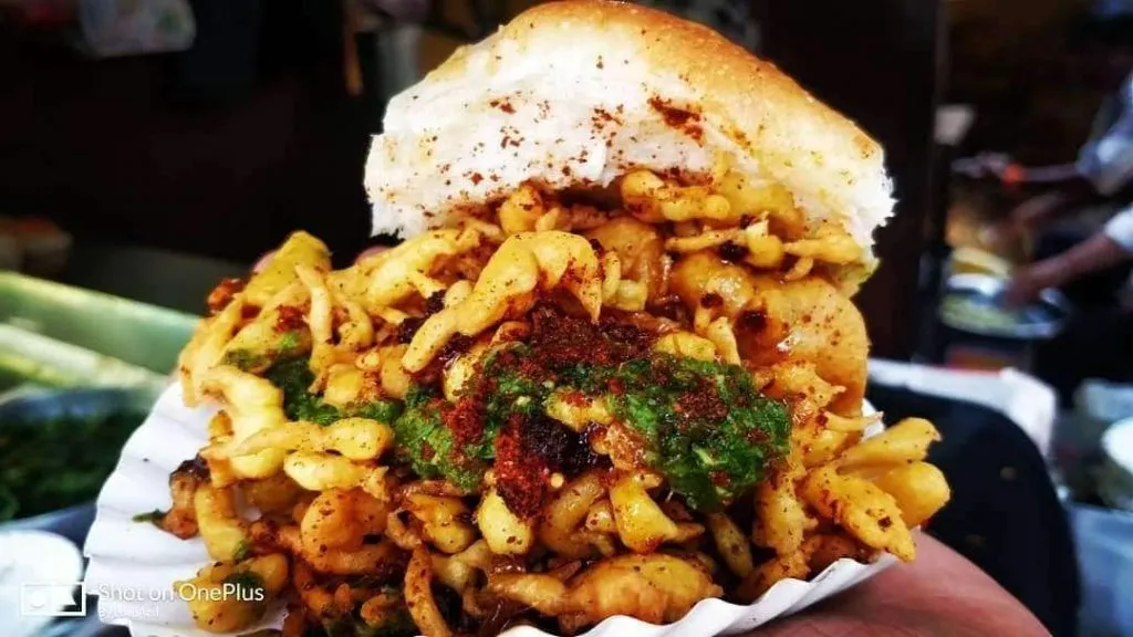 top 10 vada pav places in Mumbai