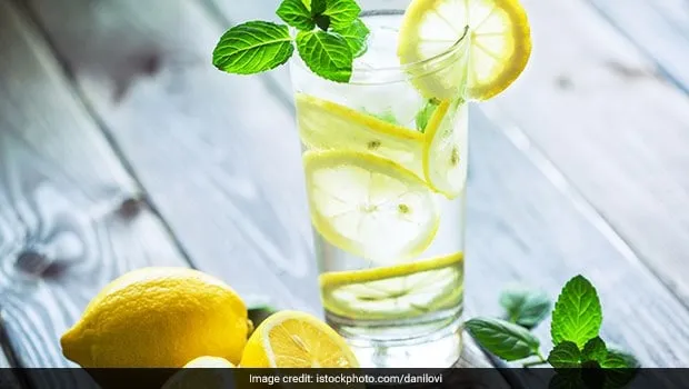 1. नींबू पानी: ताज़गी का खजाना