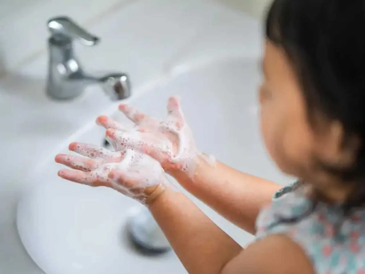 Kid washing hands