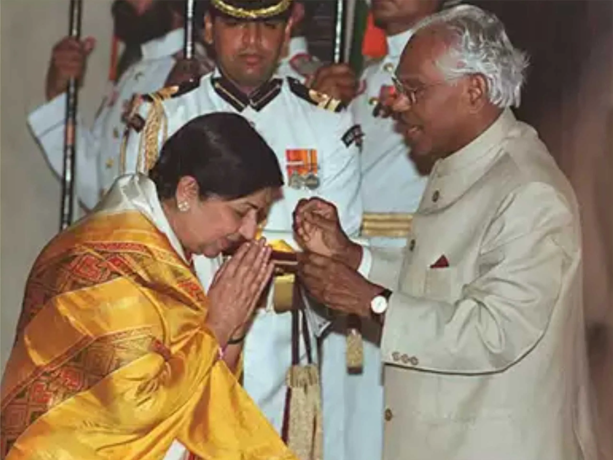 Lata mangeshkar receiving barat ratn