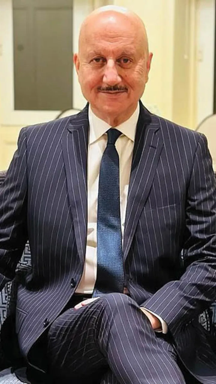Anupam Kher expressed his reaction on facing bankruptcy (8)