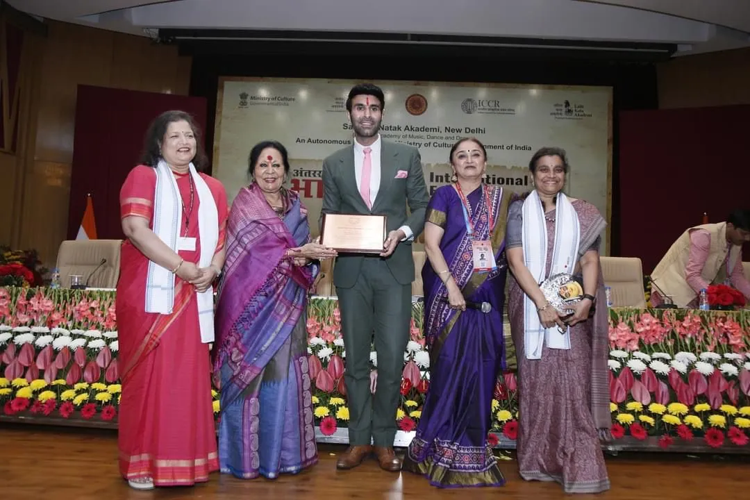 Sonal Mansingh honoured Sandip Soparkar with Jeevan Ratna award